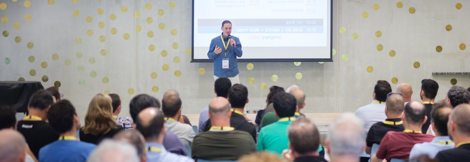 Alon Gildoni speaking to an audience